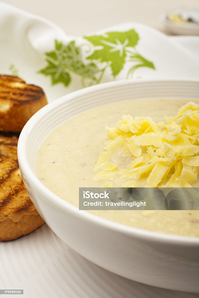 Coliflor sopa cubierta con queso - Foto de stock de Alimento libre de derechos