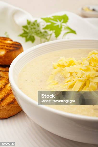 Foto de Sopa De Couveflor Coberto Com Queijo e mais fotos de stock de Alimentação Saudável - Alimentação Saudável, Comida, Comida e bebida