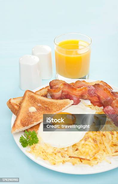 Englisches Frühstück Hash Browns Speck Und Spiegelei Toast Orangensaft Stockfoto und mehr Bilder von Blau