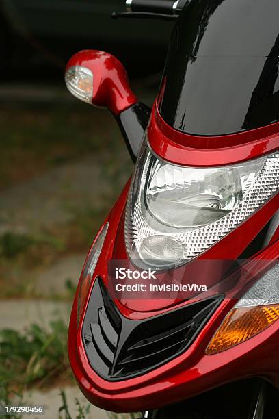 Foto de Closeup De Motocicleta Vermelho Motocicleta e mais fotos de stock de Acabando - Acabando, Atividade, Aventura