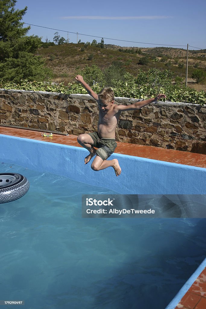 Petit garçon sauter dans la piscine - Photo de Algarve libre de droits