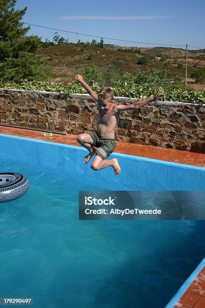 Photo libre de droit de Petit Garçon Sauter Dans La Piscine banque d'images et plus d'images libres de droit de Algarve - Algarve, Bonheur, Colline