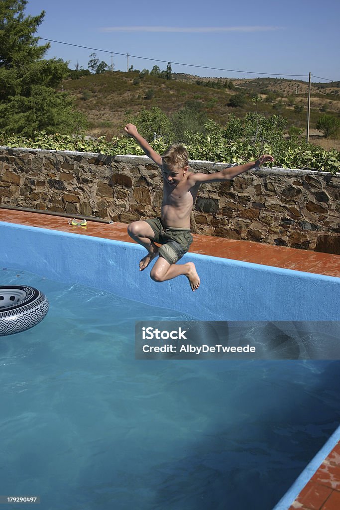 Ragazzo salti in piscina - Foto stock royalty-free di Acqua
