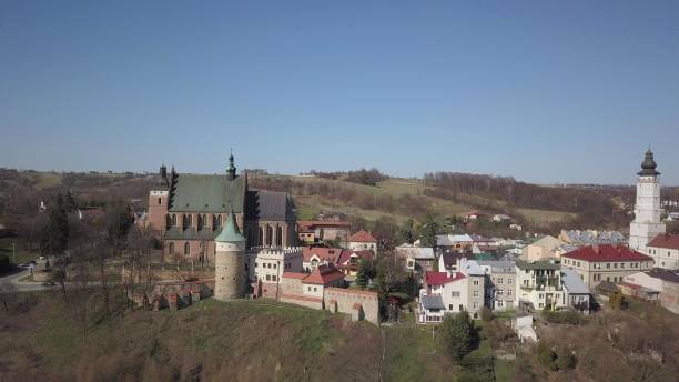 biecz, polen - 4 4 2019: panorama der antiken polnischen stadt bech. luftaufnahme vom flug eines vogels, aufgenommen von einem quadrocopter oder einer drohne. touristischer ort der mittelalterlichen karpatenarchitektur - bech stock-fotos und bilder