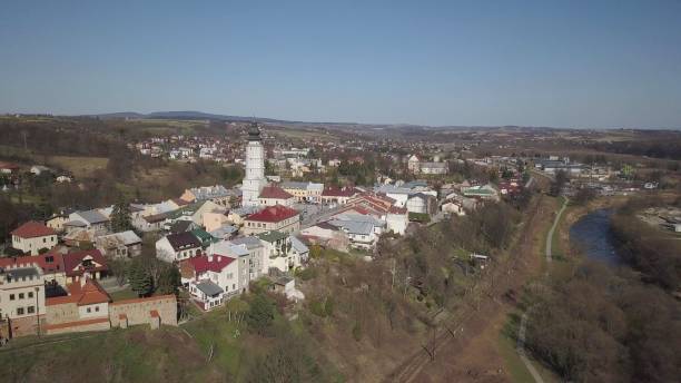 biecz, polônia - 4 4 2019: panorama da antiga cidade polonesa de bech. fotografia aérea tirada do voo de um pássaro fotografada por um quadricóptero ou drone. local turístico da arquitetura medieval dos cárpatos - bech - fotografias e filmes do acervo