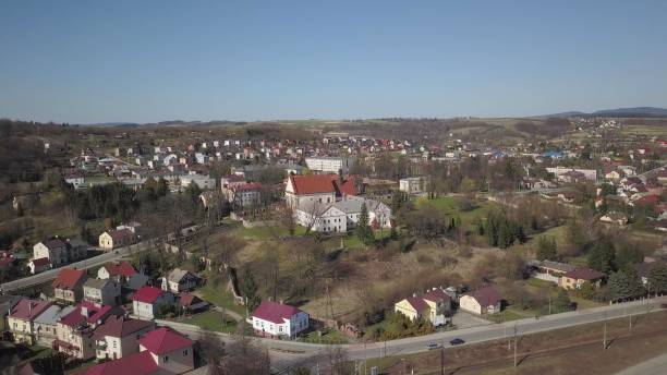 беч, польша - 4 4 2019: панорама старинного польского города бех. аэрофотоснимок, сделанный с птичьего полета, снятый квадрокоптером или дроном. - bech стоковые фото и изображения