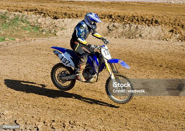 Rider Voar Sobre Terra - Fotografias de stock e mais imagens de Adulto - Adulto, Ao Ar Livre, Ciclismo