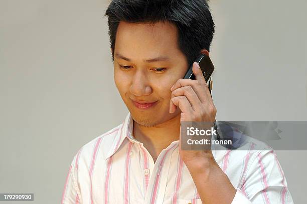 Homem No Telefone - Fotografias de stock e mais imagens de A usar um telefone - A usar um telefone, Adolescente, Adulto