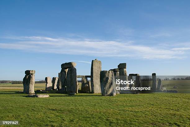 Photo libre de droit de Stonehenge Dans Le Wiltshire Countyangleterre banque d'images et plus d'images libres de droit de Chantier de construction - Chantier de construction, Solstice d'été, Angleterre