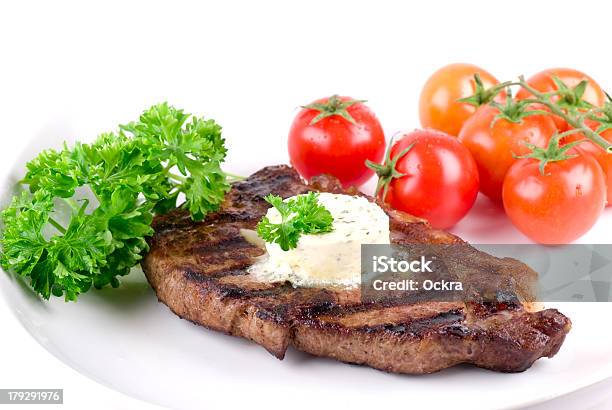 Tiras De Carne Con Perejil Mantequilla Foto de stock y más banco de imágenes de Plato - Vajilla - Plato - Vajilla, Tiras de carne, Alimento