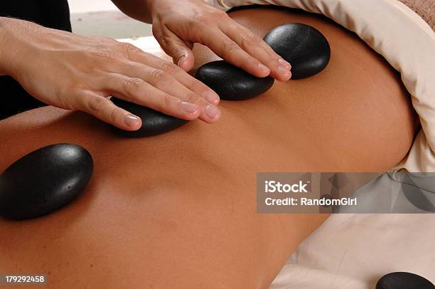 Masajes Con Piedras Calientes Foto de stock y más banco de imágenes de Adulto - Adulto, Balneario - Spa, Belleza