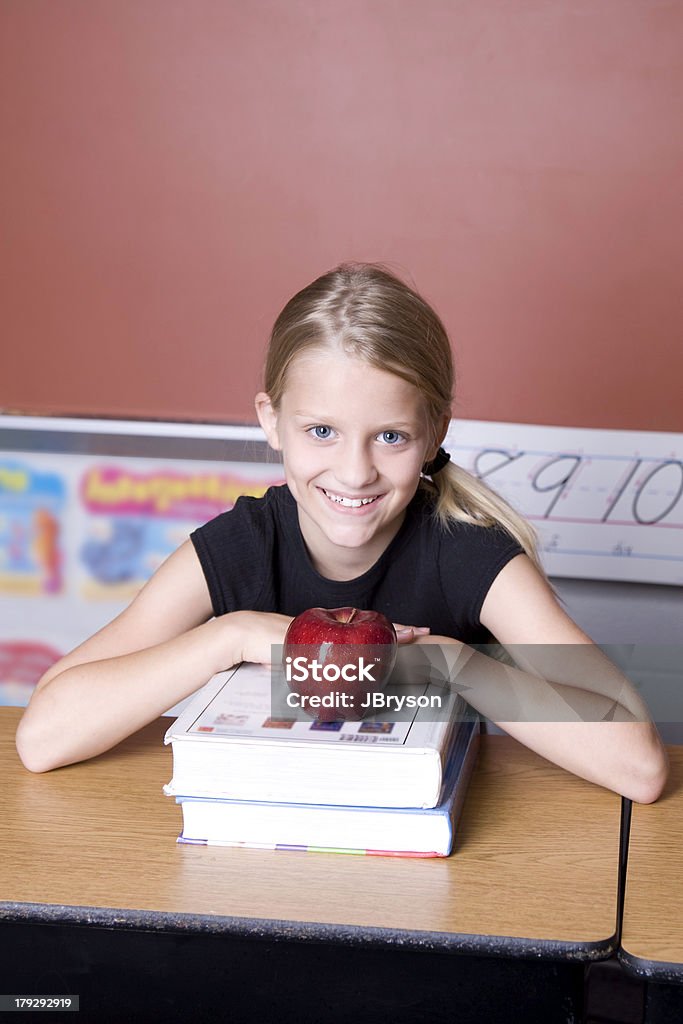 사과나무 있는 교사 2 - 로열티 프리 10-11세 스톡 사진