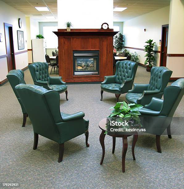 Sechs Grüne Stühle Im Meetingraum Stockfoto und mehr Bilder von Arrangieren - Arrangieren, Berufliche Beschäftigung, Ellipse