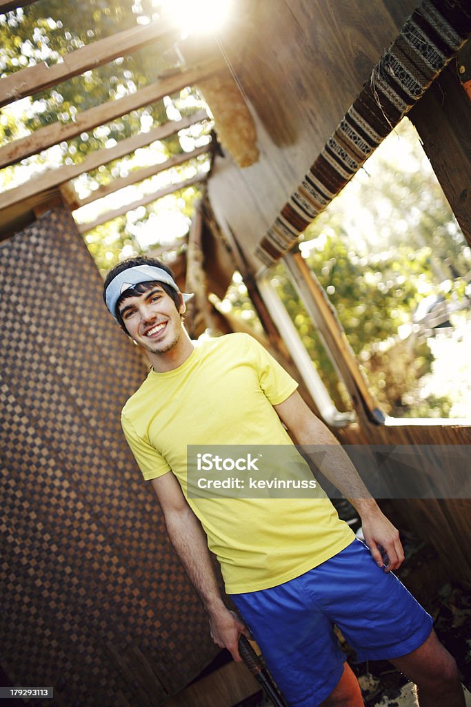 Young Guy en amarillo de tenis al aire libre - Foto de stock de 1980-1989 libre de derechos