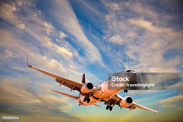 Samolot Malejącej Przez Niespokojne Niebo - zdjęcia stockowe i więcej obrazów Dramatyczne niebo - Dramatyczne niebo, Fotografika, Horyzontalny