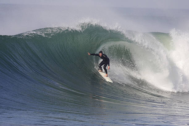 práctica de surf - big wave surfing fotografías e imágenes de stock