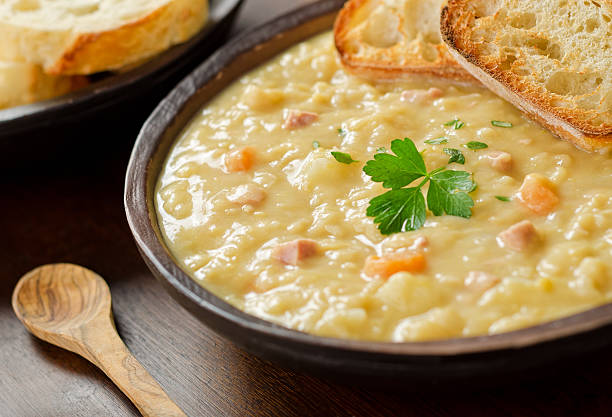 エンドウ豆のスープ - split pea ストックフォトと画像