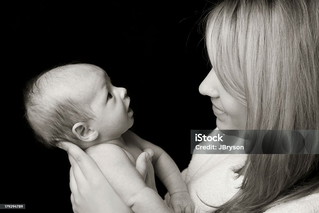 Undying amor entre Mãe e bebê - Foto de stock de Abraçar royalty-free