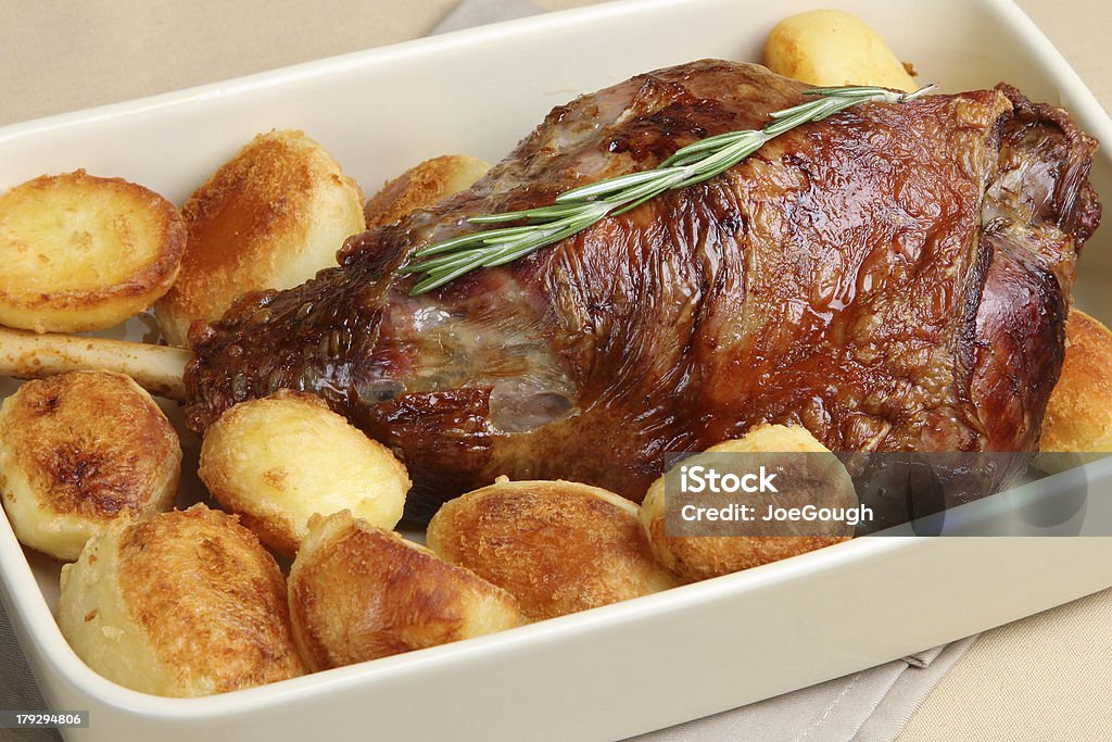 Gegrillte Lammkeule mit Kartoffeln - Lizenzfrei Lammbraten Stock-Foto