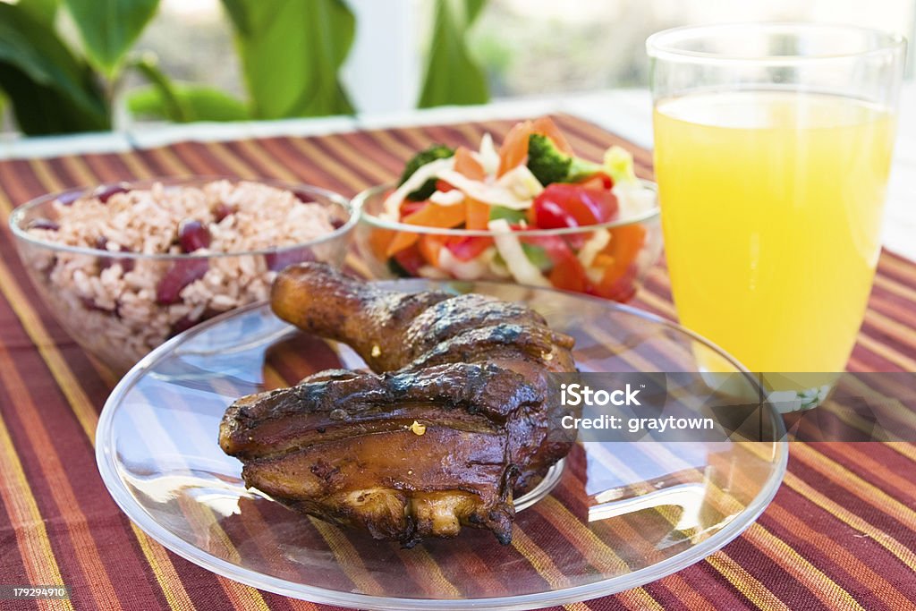 Pollo a la jamaiquina con arroz y verduras, Limonada - Foto de stock de Cultura caribeña libre de derechos