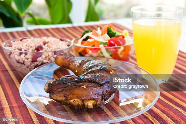 Pollo A La Jamaiquina Con Arroz Y Verduras Limonada Foto de stock y más banco de imágenes de Cultura caribeña