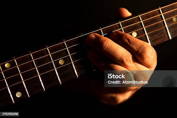 Photo libre de droit de Jouer De La Guitare banque d'images et plus d'images libres de droit de Accord - Écriture musicale - Accord - Écriture musicale, Arts Culture et Spectacles, Bruit
