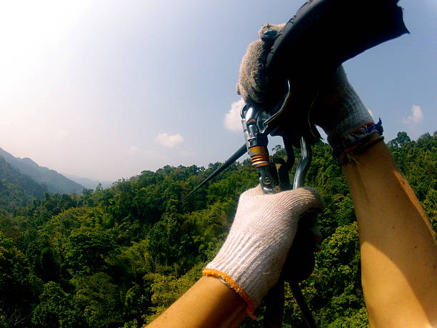 tirolesa as mãos - zip lining - fotografias e filmes do acervo