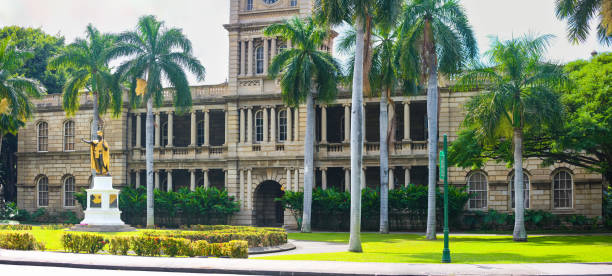 king kamehameha statue in honolulu, hawaii. - conquerer imagens e fotografias de stock