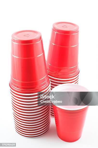 Bicchieri Di Plastica - Fotografie stock e altre immagini di Bicchiere di carta - Bicchiere di carta, Rosso, Catasta