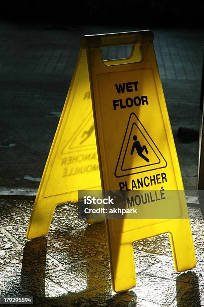 Wet Floor Sign Stockfoto und mehr Bilder von Bewegung - Bewegung, Boden, Eingangshalle - Gebäudeteil