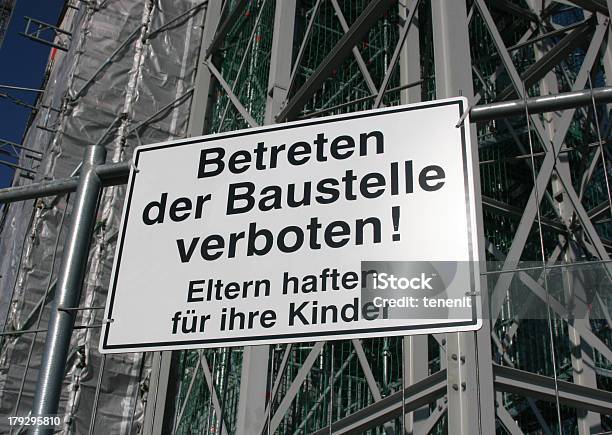 Schild Betreten Der Baustelle Verboten Eltern Haft Für Ihre Kinder - Fotografie stock e altre immagini di Genitori