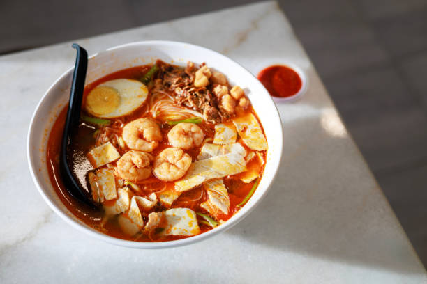il popolare cibo di strada di penang, hokkien mee, è noto per il suo brodo di gamberi piccante. è un piatto delizioso e saporito che è assolutamente da provare per chiunque visiti penang, in malesia. - hokkien foto e immagini stock