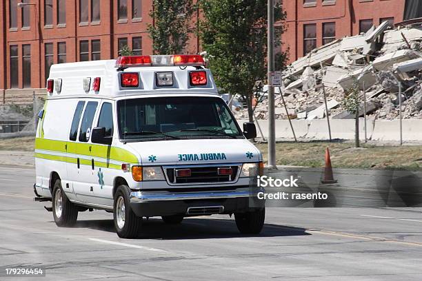 Ambulância Em Forma De Fazer Chamadas - Fotografias de stock e mais imagens de Ambulância - Ambulância, Carrinha - Veículo, Flash - Técnica de Iluminação