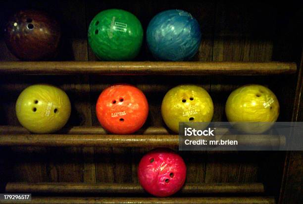 Photo libre de droit de Étagère De Boules De Bowling banque d'images et plus d'images libres de droit de Balle ou ballon - Balle ou ballon, Destination de voyage, Horizontal