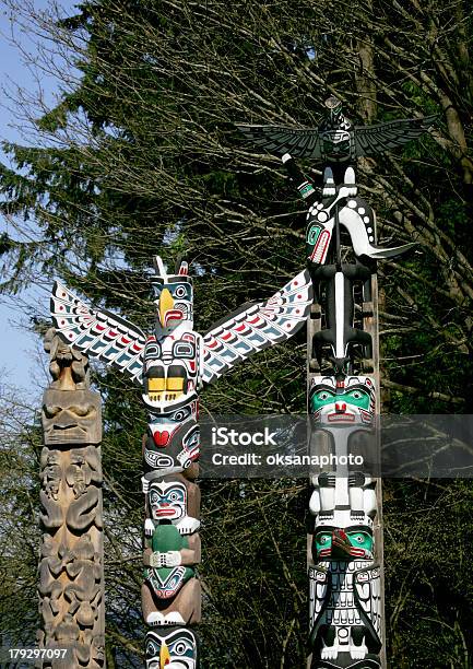 Totems - zdjęcia stockowe i więcej obrazów Bóg - Bóg, Ceremonia, Drewno - Tworzywo