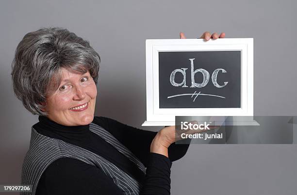 Lehrer Mit Abc Stockfoto und mehr Bilder von Aktiver Senior - Aktiver Senior, Alphabet, Alphabetische Reihenfolge