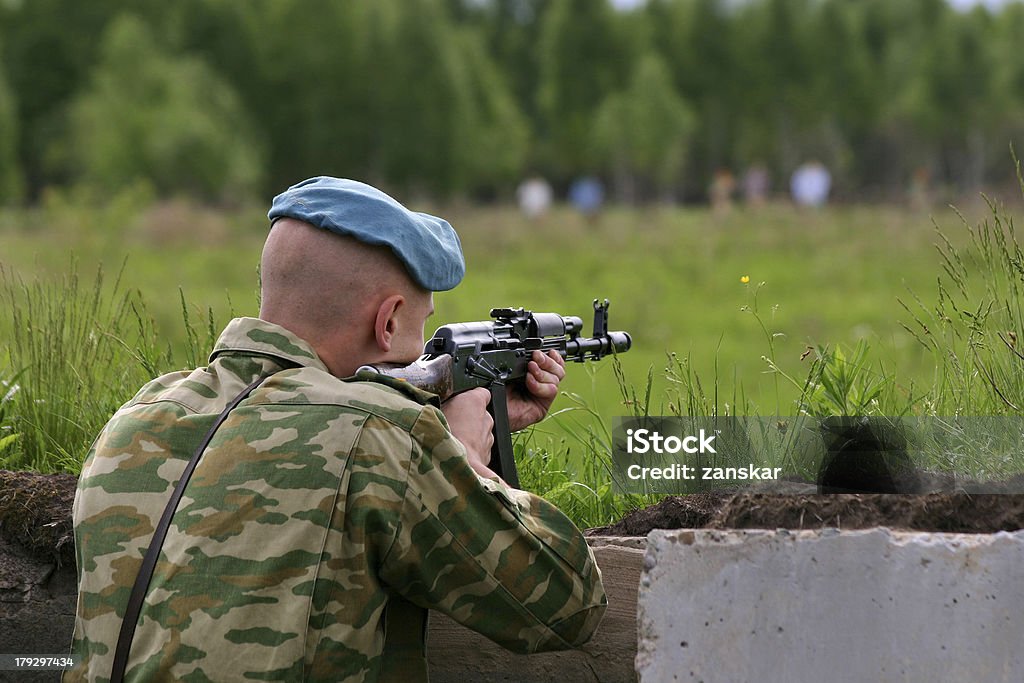 Uniforme de soldado de camuflaje con Kalashnikov es filmar - Foto de stock de AK-47 libre de derechos