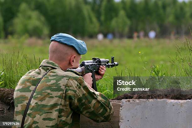 Uniforme De Soldado De Camuflaje Con Kalashnikov Es Filmar Foto de stock y más banco de imágenes de AK-47