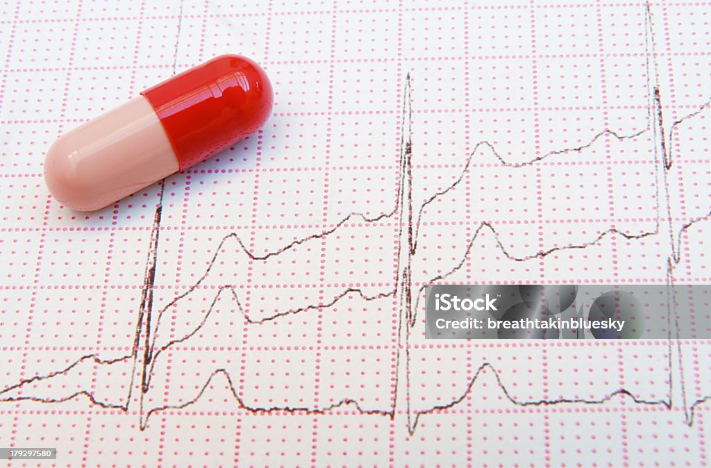 Rojo píldora plantea la frecuencia cardíaca - Foto de stock de Asistencia sanitaria y medicina libre de derechos