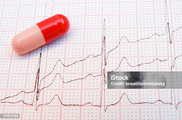 Красный Таблетка Собирает Частоты Пульса — стоковые фотографии и другие картинки Без людей - Без людей, Болезнь, Бумага