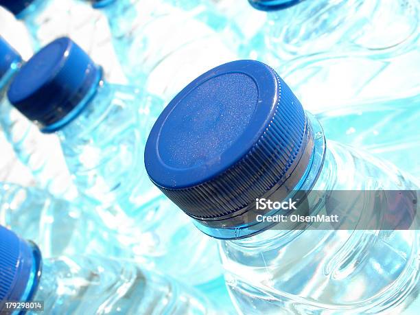 Bottiglie Di Plastica Di Acqua - Fotografie stock e altre immagini di Acqua - Acqua, Acqua potabile, Alla moda