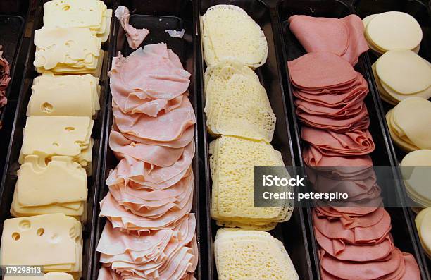Foto de Delicatessen Fatias De Carne E Queijo e mais fotos de stock de Baloney - Baloney, Bandeja, Carne