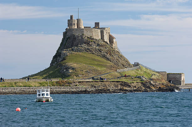 baie de lindisfarne - northumberland england lindisfarne northeastern england england photos et images de collection