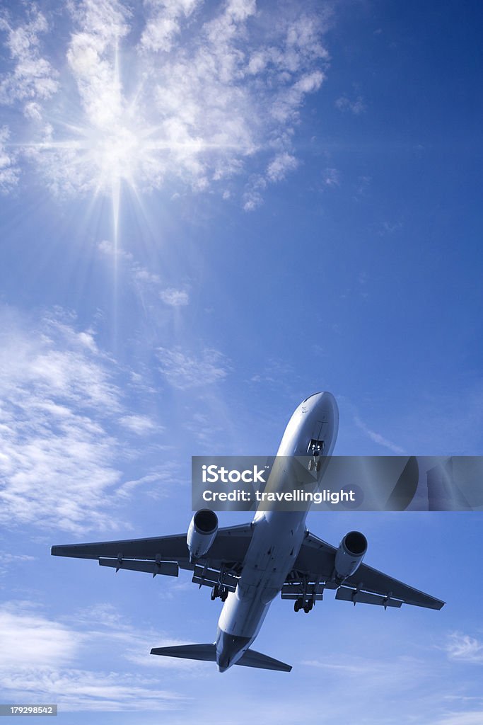 Aereo Jet in un cielo luminoso d'estate verticale - Foto stock royalty-free di Aeroplano