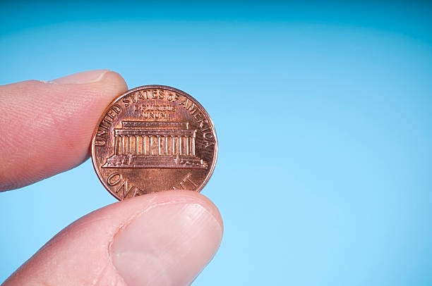 um centavo em azul - penny coin human finger human thumb - fotografias e filmes do acervo