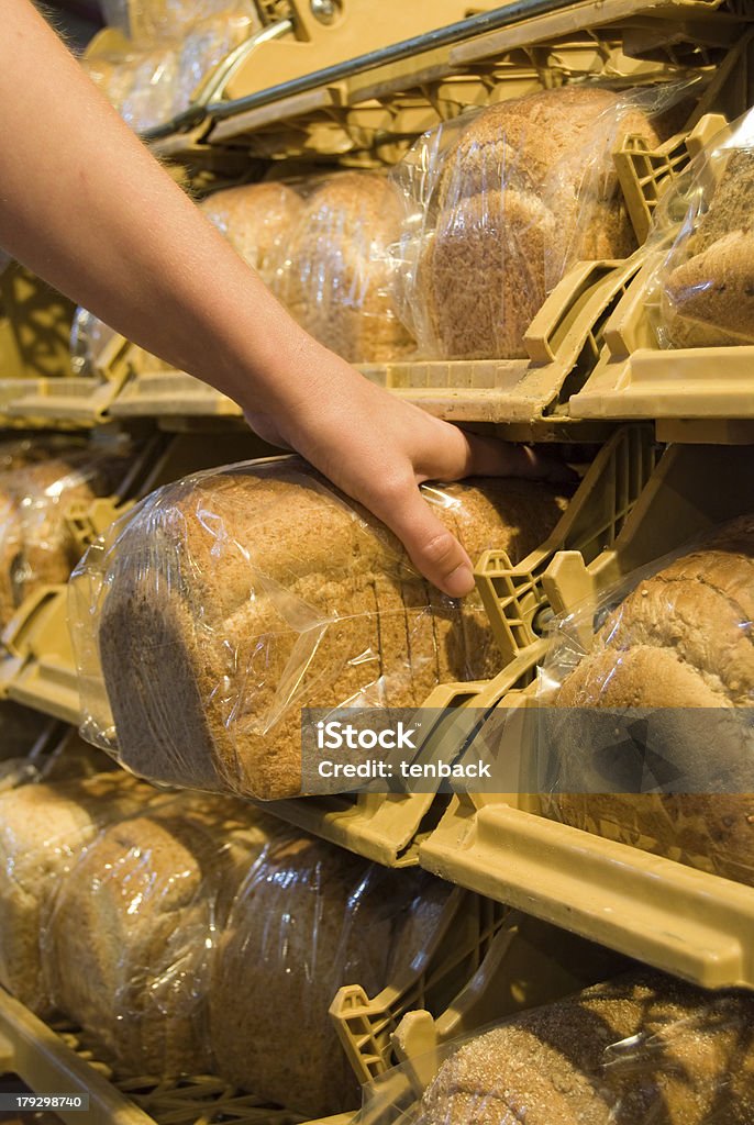 Fazer pão da prateleira em um supermercado - Foto de stock de Alcançar royalty-free
