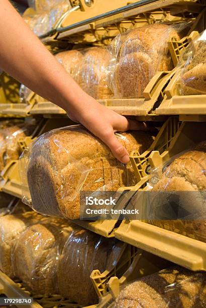 Foto de Fazer Pão Da Prateleira Em Um Supermercado e mais fotos de stock de Alcançar - Alcançar, Alimentação Saudável, Amarelo