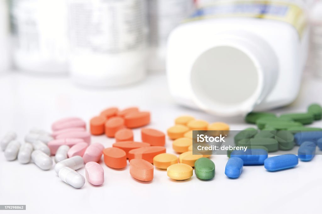 Arcobaleno di pillole & flaconi - Foto stock royalty-free di Alimentazione sana