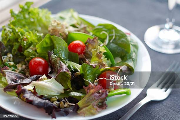 Salada Fresca - Fotografias de stock e mais imagens de Alface - Alface, Alimentação Saudável, Almoço