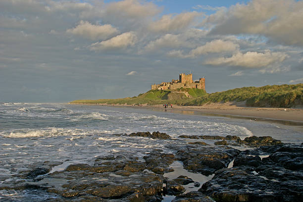 sentinel - castle bamburgh northumberland england bamburgh castle zdjęcia i obrazy z banku zdjęć